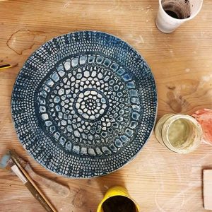 Il piatto merlettato blu Arte di Blue Ceramica Napoli